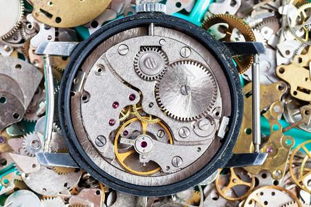 钟表零配件堆积时钟备上的开放老式手表图片